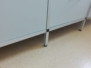 nóżki w szafkach medycznych