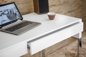 Białe lakierowane biurko Bora Unique